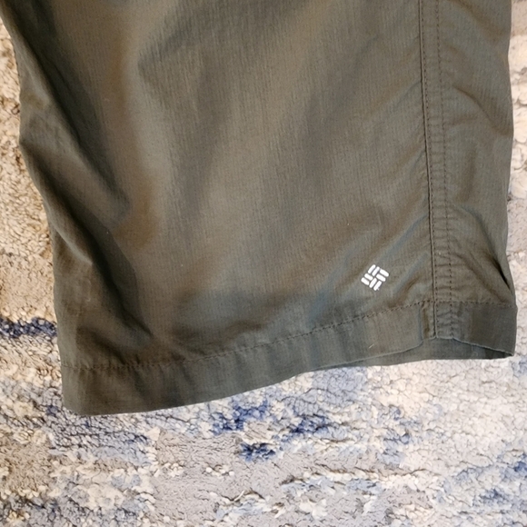 Columbia Green Convertible hiking pants. 2 belts. Zip off legs. Men's size 38x30 - Picture 13 of 16